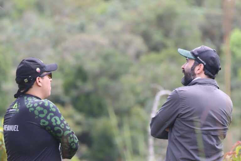 José Manuel González (izquierda) y Gustavo Hitscherich (derecha), creadores de la Reserva Natural Laboratorio CaminanTr3s durante un recorrido para identificar las especies de flora y fauna presente en el lugar. Foto: Cortesía Caminantr3s