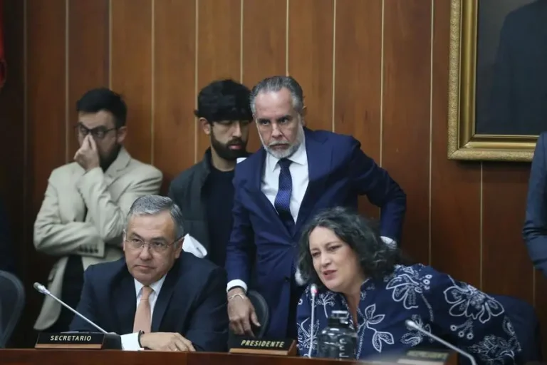 Trabajador revisando contrato con cambios de la reforma laboral en Colombia 2025