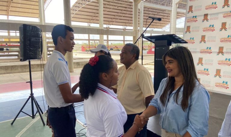 Saludando-de-mano-en-UniGuajira-1024x605-1