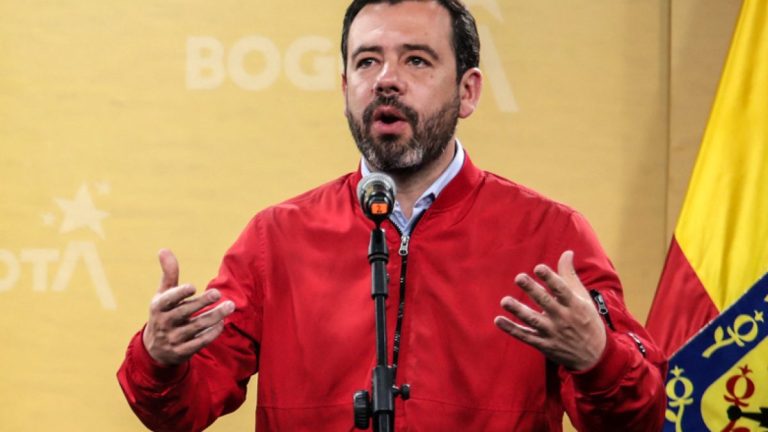 El alcalde de Bogotá, Carlos Fernando Galán, muestra solidaridad con las comunidades afectadas por la violencia en Colombia. Juan Pablo Pino / AFP