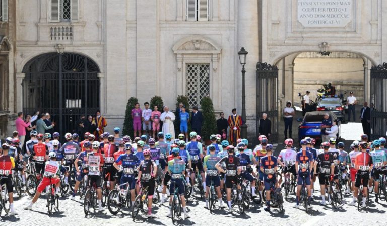 Giro de Italia 2025 - ciclistas y papa Leon XIV