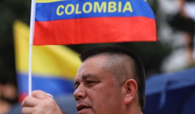 Misa por Miguel Uribe a las afueras de la Clínica Santa Fe