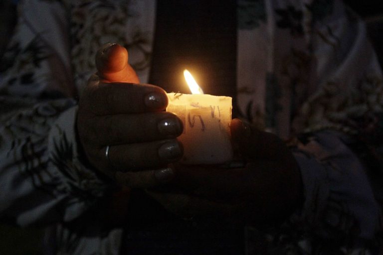 Velatón en Modelia por la salud de Miguel Uribe