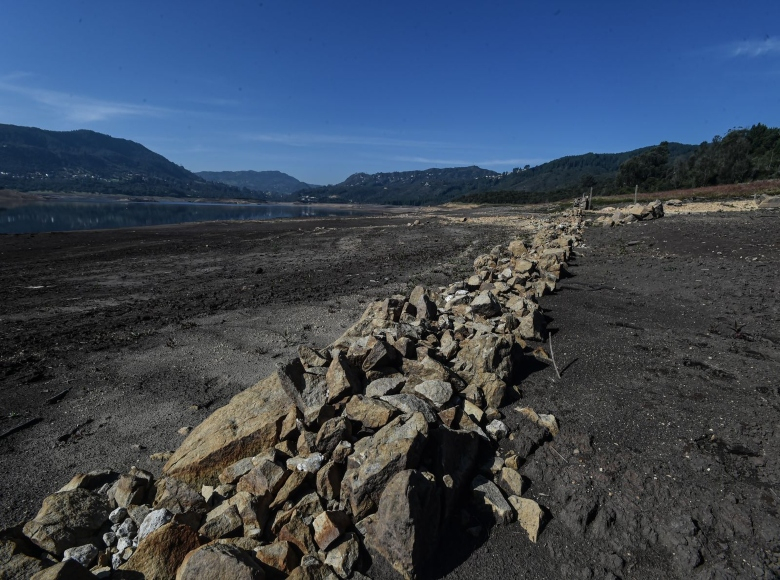 La Alcaldía de Bogotá hizo un llamado a la ciudadanía a hacer uso razonable del agua para superar los efectos del Fenómeno de El Niño, luego de largas semanas sin lluvias y sequía en las zonas de influencia de los embalses. Foto: Alcaldía de Bogotá.