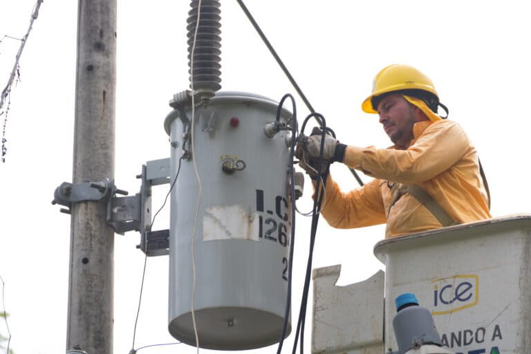 De acuerdo con Daniel Gutiérrez, presidente de Somos Congos, las comunidades se ponen de acuerdo con el ICE y compran el material para que la institución recubra los cables. Foto: cortesía Somos Congos