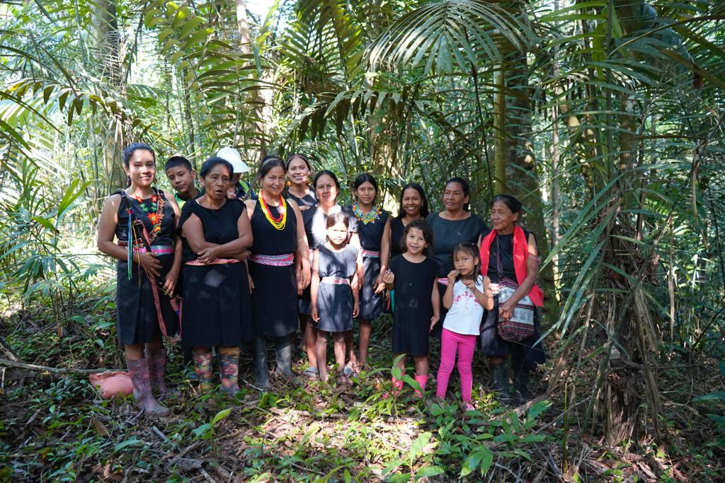 Minga de mujeres indígenas de la etnia Inga