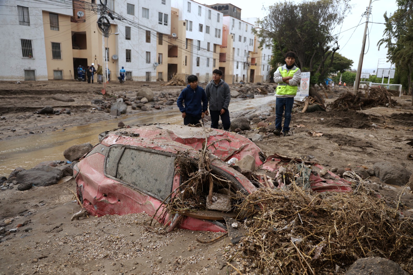 La gente inspecciona la carretera destruida por las fuertes lluvias que provocaron inundaciones en Arequipa, Perú, el lunes 23 de febrero de 2026. (Foto AP/José Sotomayor)