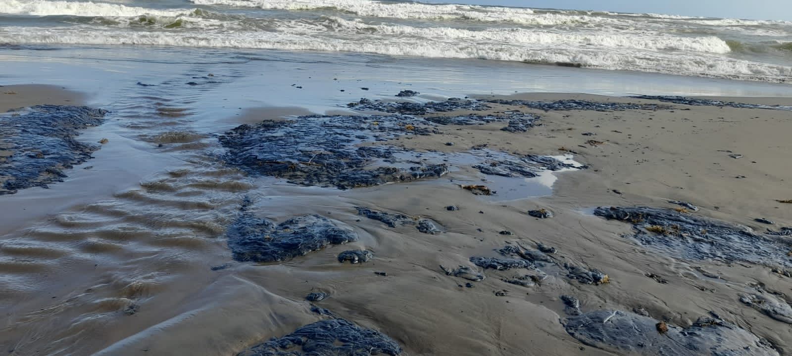 Manchas de petróleo en costas de México