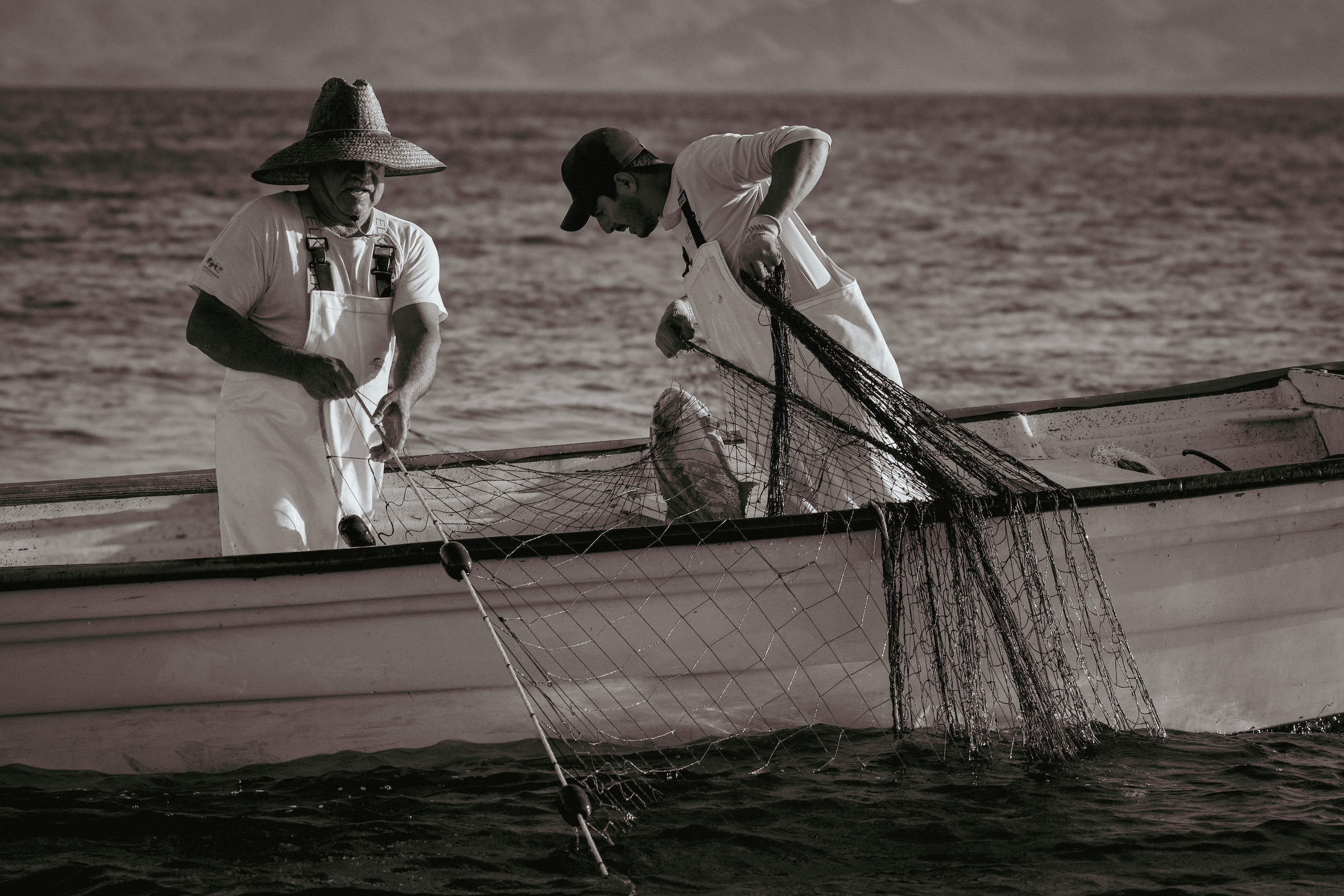 Pescadores mexicanos sacando redes