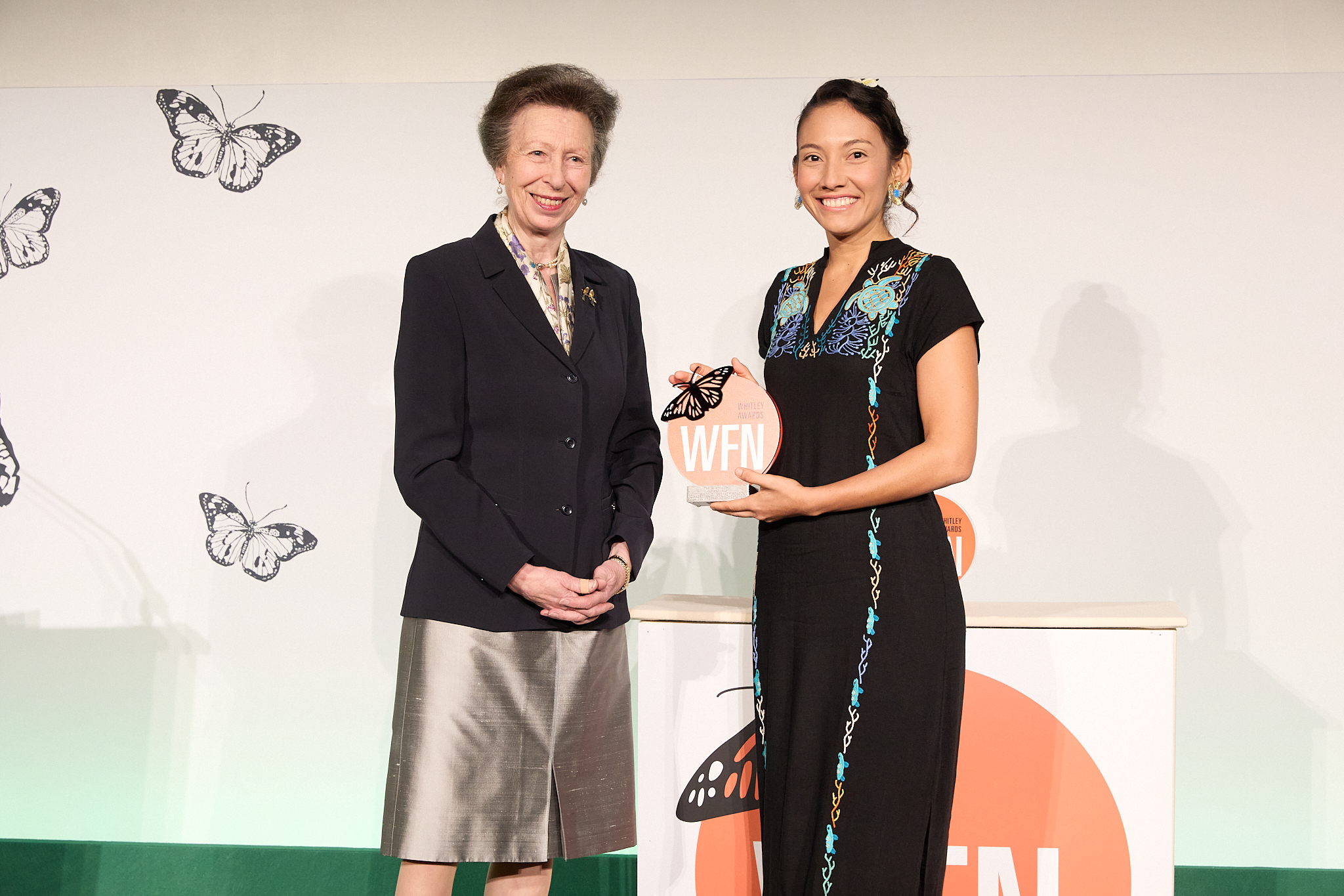 Paola Sangolquí junto a la princesa Ana del Reino Unido recibiendo el Premio Whitley. Foto: Cortesía Fondo Whitley para la Naturaleza