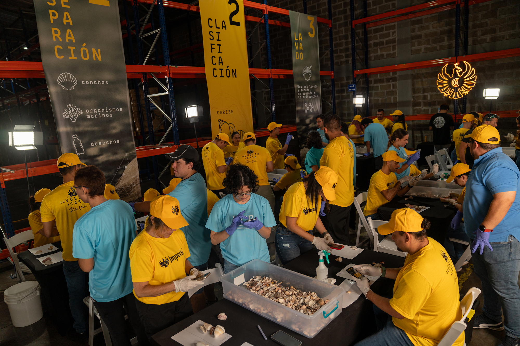 Las jornadas de voluntariado se realizaron en los almacenes de los aeropuertos Juan Santamaría y Daniel Oduber. (Foto: FIFCO / Heineken).