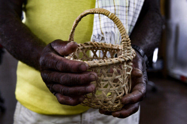 Las fibras vegetales utilizadas en artesanías tradicionales también hacen parte de los conocimientos documentados por comunidades indígenas y campesinas en el Herbario Etnobotánico Jajen Saima’a, donde se registran los usos culturales de las plantas del Putumayo. Foto: cortesía de las comunidades inga y kamentsa