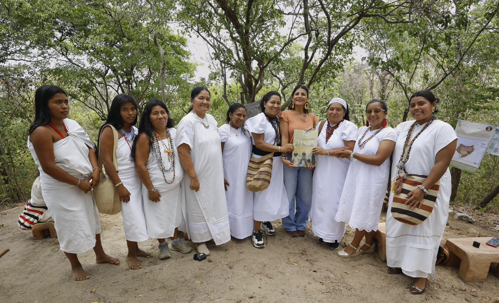 Ministra de Ambiente con mujeres de la Sierra Nevada, Colombia