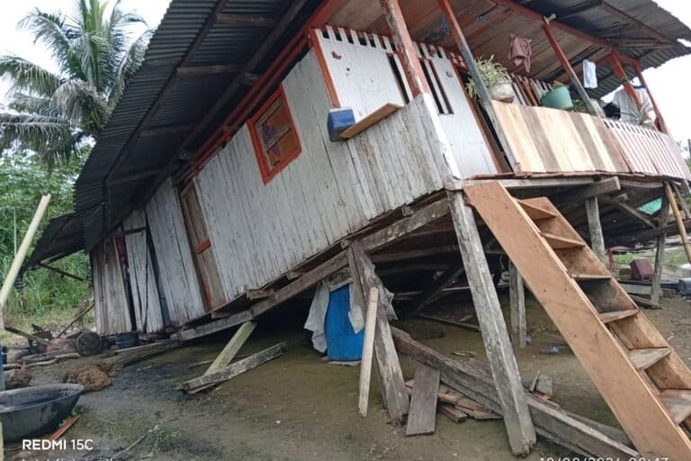 En grave riesgo de colapso, así quedaron algunas viviendas de las comunidades afrodescendientes que habitan el Bajo y Medio Río San Juan en Chocó. Foto: cortesía Acadesan