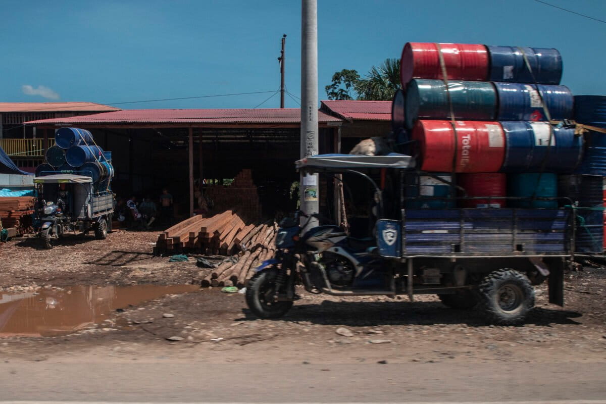 Insumos utilizados para la minería ilegal y la devastación que genera esta actividad en la región de Madre de Dios, Amazonía peruana. Fotos: Max Cabello
