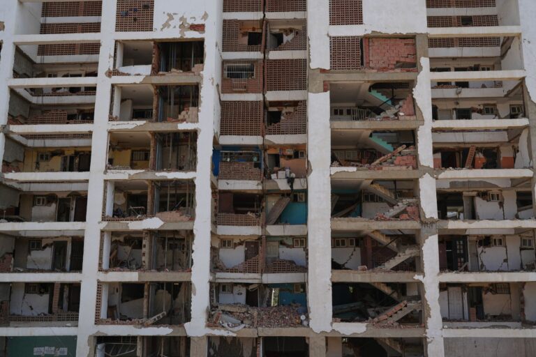 Edificio de apartamentos derrumbado por los terremotos en La Guaira, Venezuela, el domingo 26 de julio de 2026. Foto: AP/Ariana Cubillos.