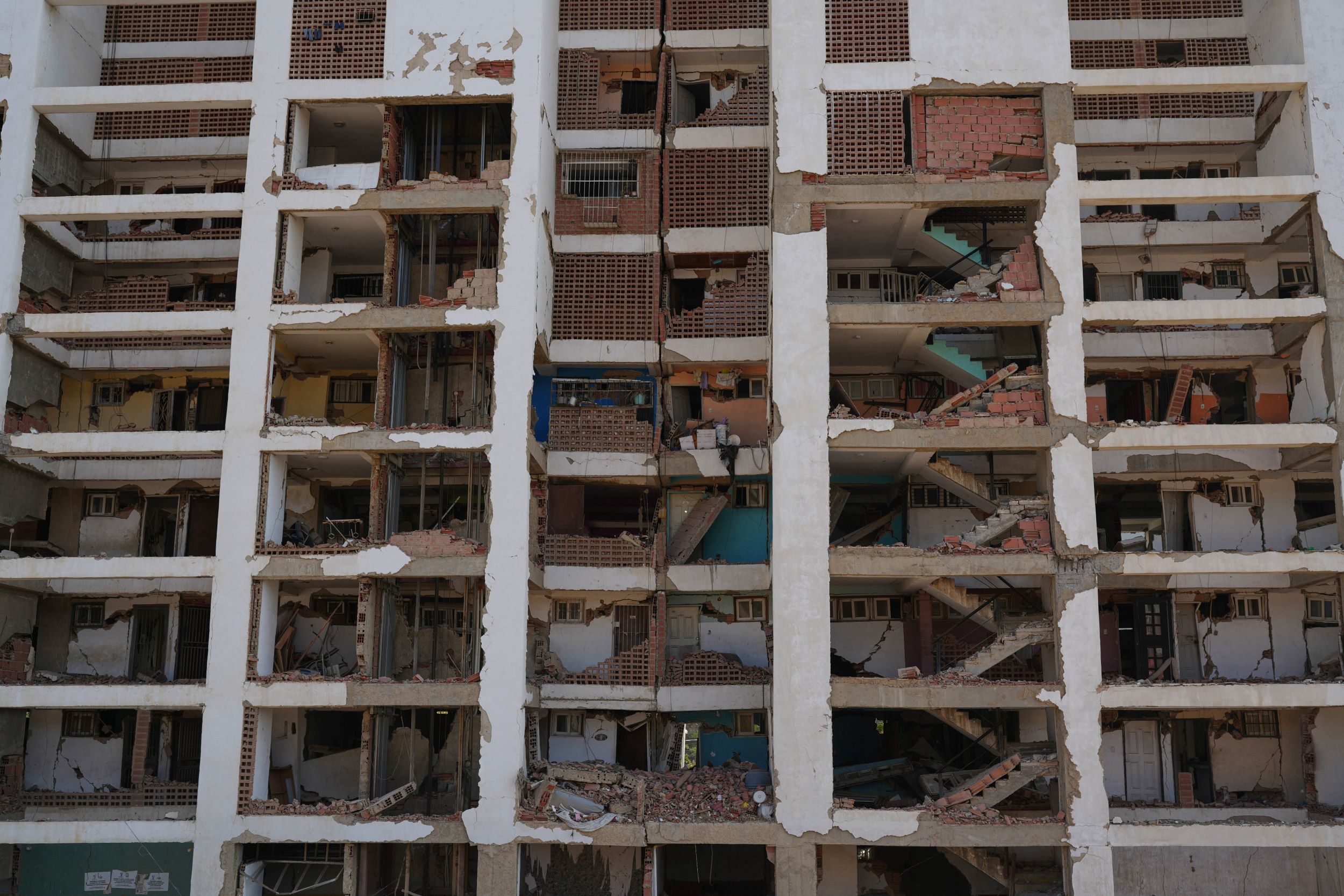 Edificio de apartamentos derrumbado por los terremotos en La Guaira, Venezuela, el domingo 26 de julio de 2026. Foto: AP/Ariana Cubillos.
