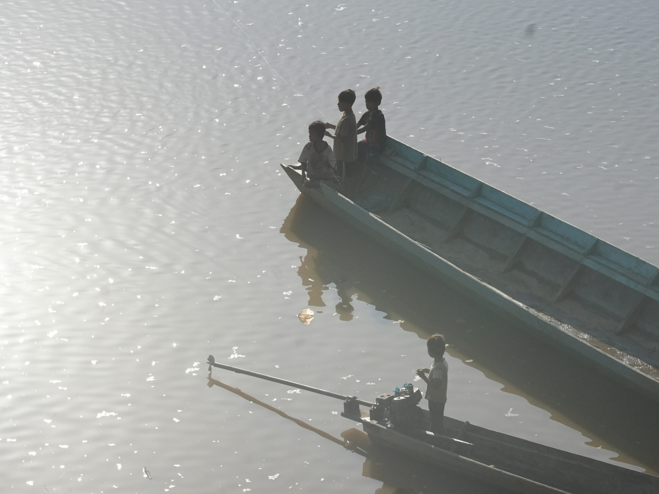 Niños pescando en el río Beni, Amazonía boliviana. Foto: Javier Mamani