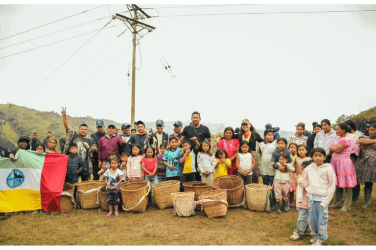 ONIC y la Organización Regional Indígena del Valle del Cauca (ORIVAC) entregaron alimentos, medicamentos y elementos de aseo. Además, realizaron el registro detallado de familias afectadas de las comunidades Embera más impactadas en los municipios de Argelia y El Dovio, en el norte del Valle del Cauca, muy cerca del epicentro del terremoto. Foto: cortesía Orivac
