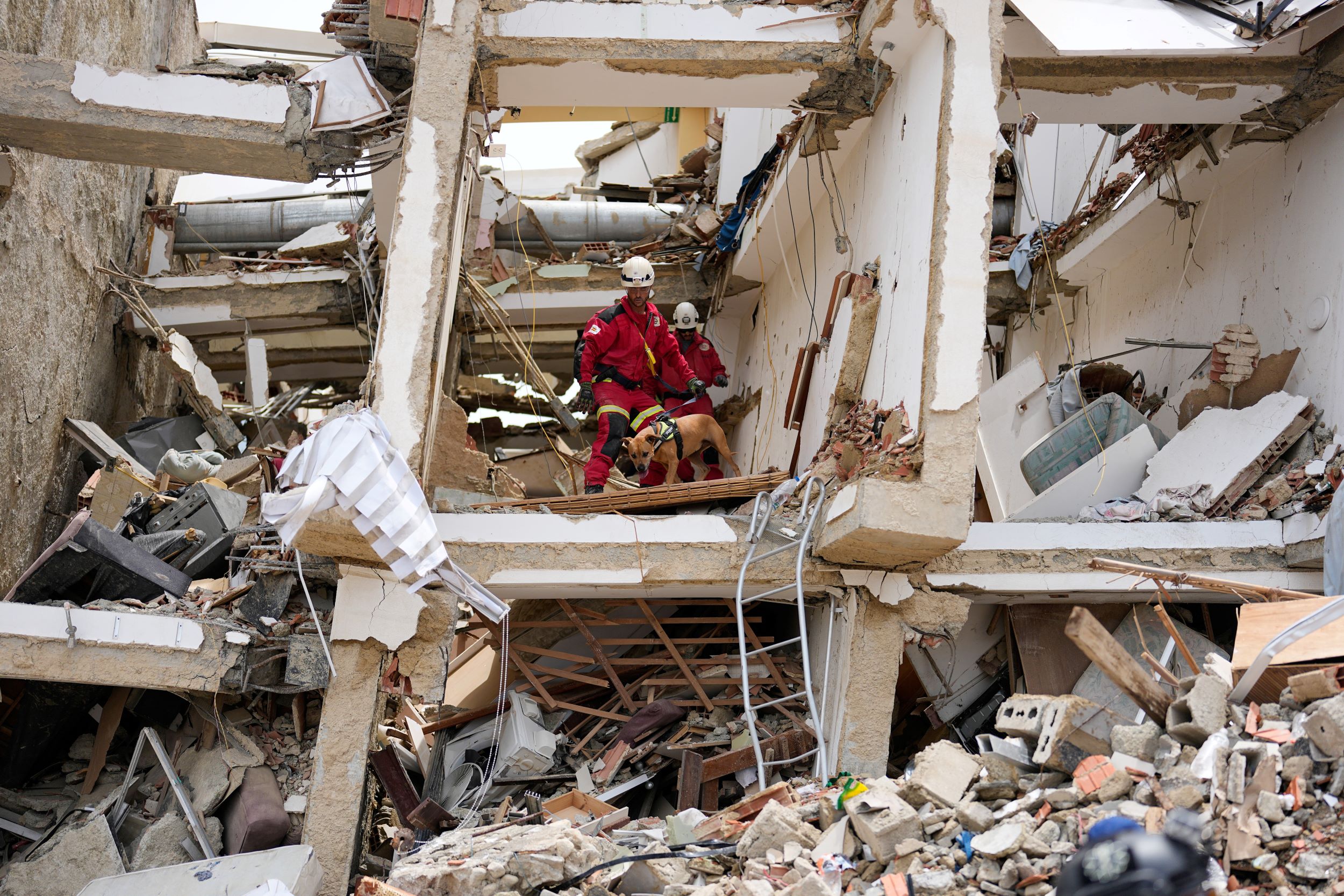 Rescatistas españoles buscan a sobreviventes entre los escombros de un edificio derrumbado por los terremotos en La Guaira, Venezuela. Foto: Fernando Vergara / AP.