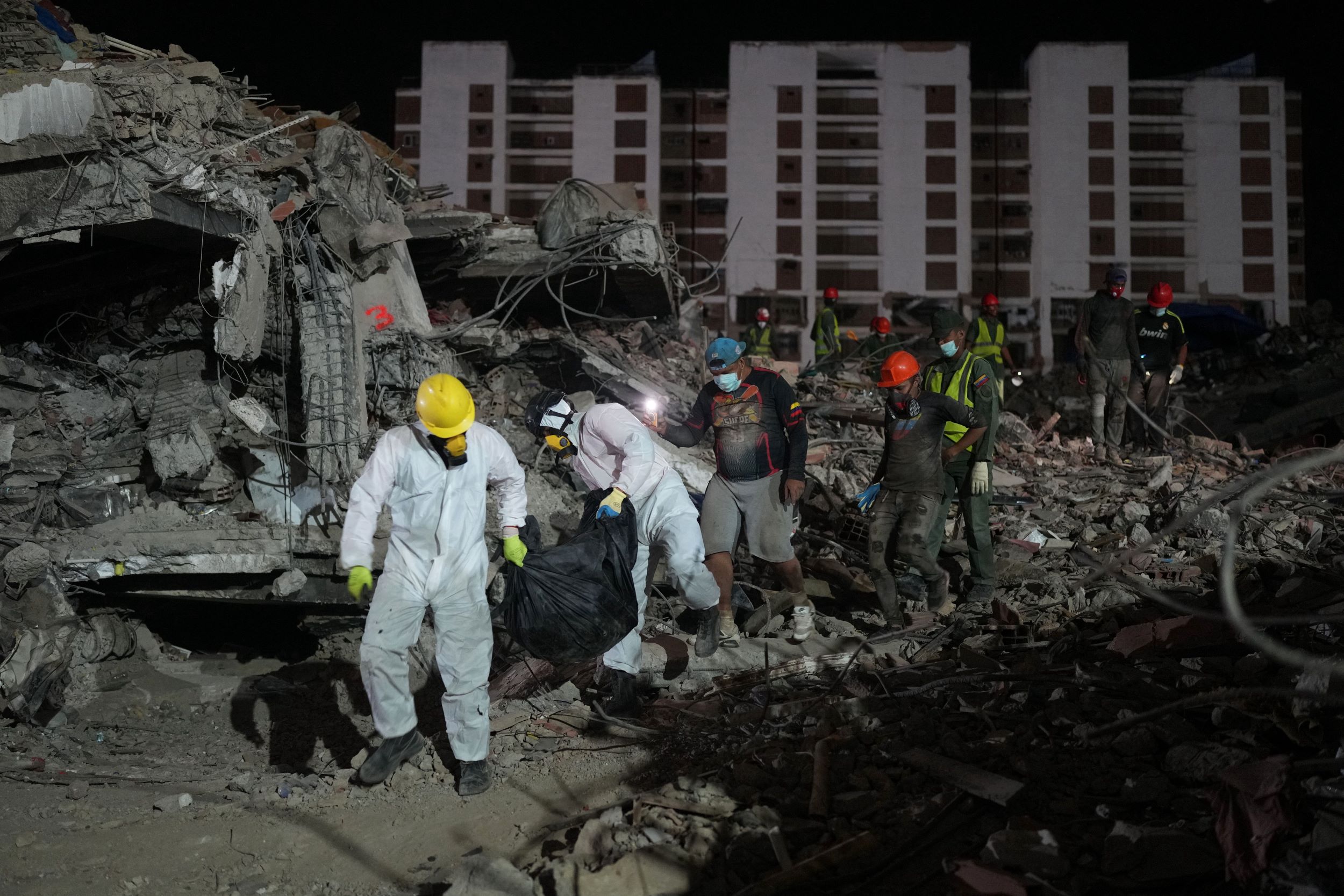Unas personas transportan un cadáver rescatado de un edificio que se derrumbó a causa de los terremotos en La Guaira, Venezuela, el jueves 30 de julio de 2026. Foto: AP/Ariana Cubillos.