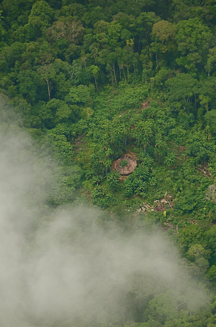 Los Yurí y los Passé son los dos pueblos indígenas en estado natural confirmados en la Amazonía colombiana. Hay indicios sobre la existencia de otros 15. Foto de portada: Cristobal von Rothkirch – Tomado del libro Cariba Malo.