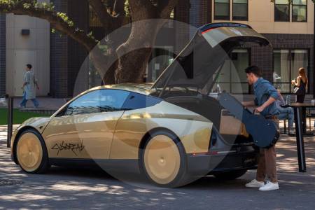 foto-tesla-presento-el-cybercab-un_51537845_20260904210100