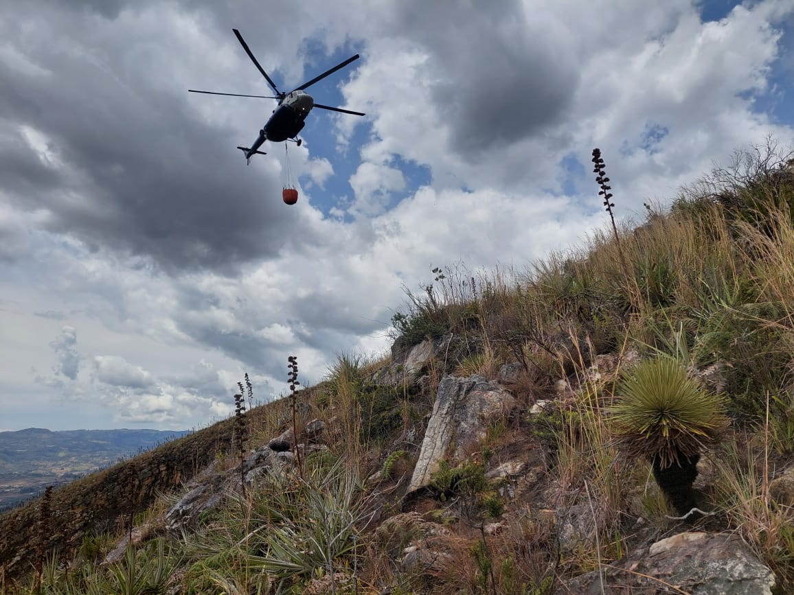 Helicóptero lanzando agua contra incendio en Cundinamarca, Colombia