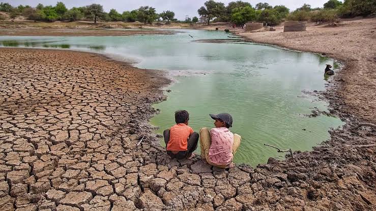 Cuerpo de agua afectado por la sequía en Colombia