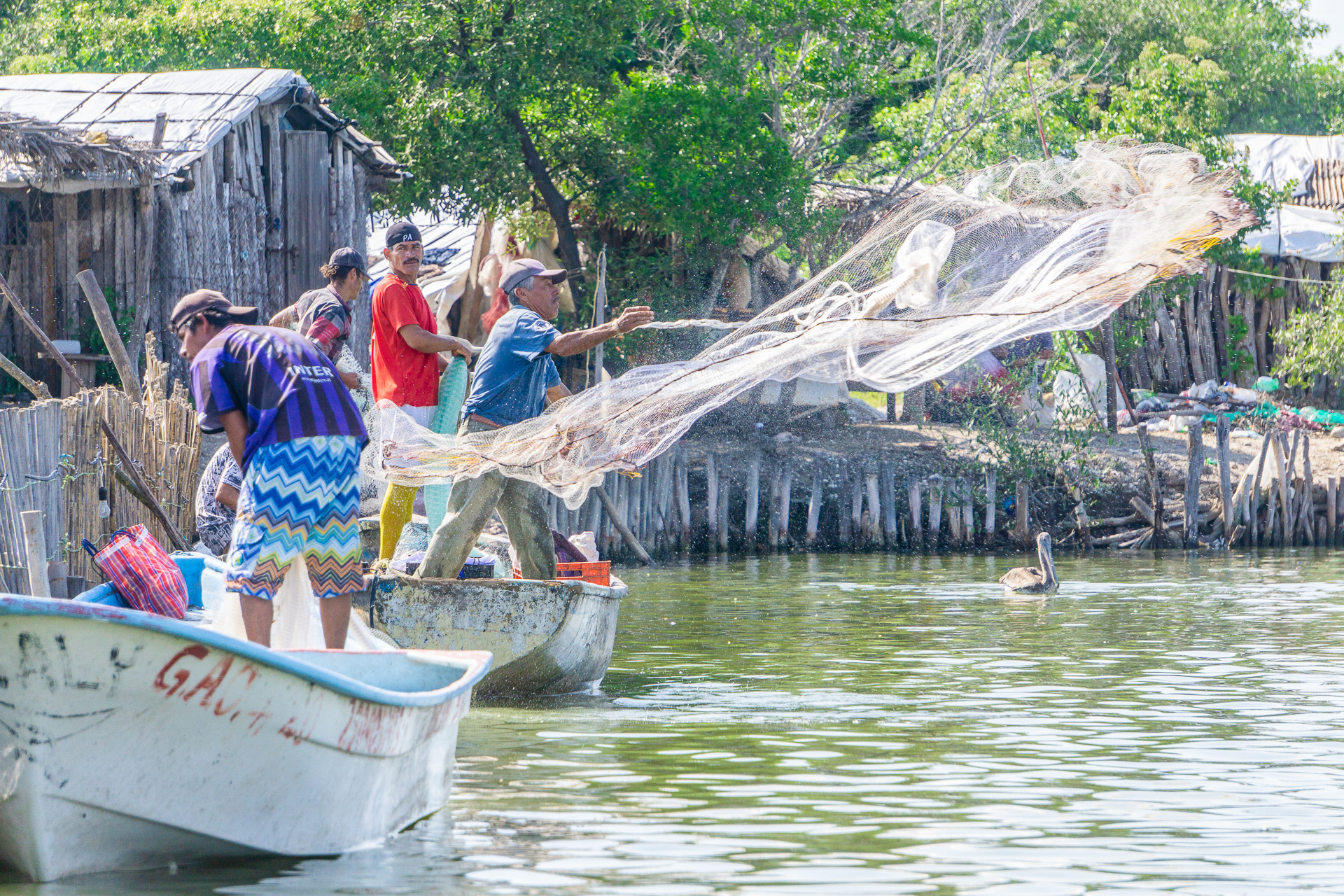 Pescadores arrojan red en México