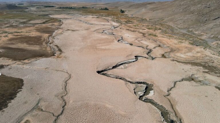Río afectado por la sequía en Colombia